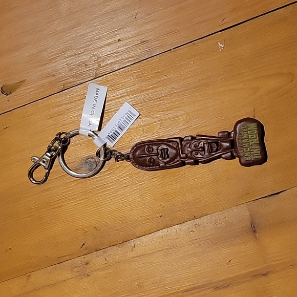 New Disney enchanted tiki room keychain - Picture 2 of 3